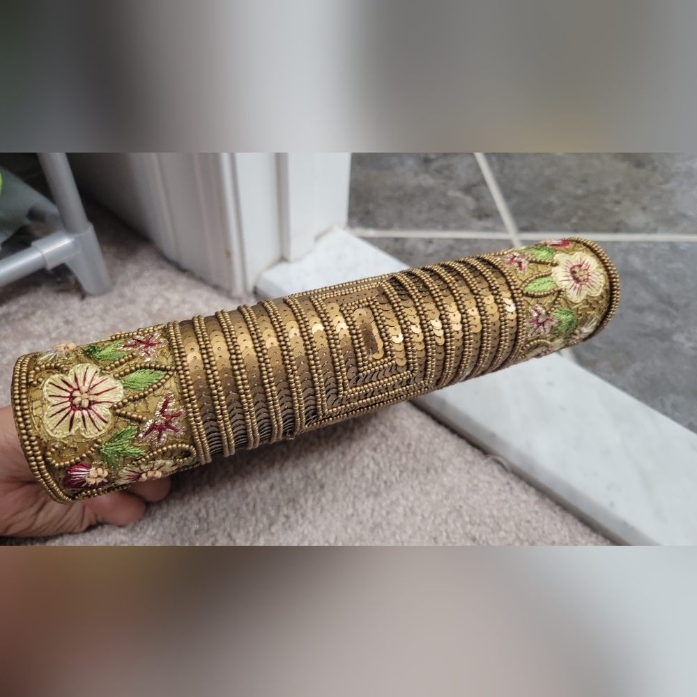 Vintage Gold Floral Embroidered Embell Clutch - Picture 2 of 5